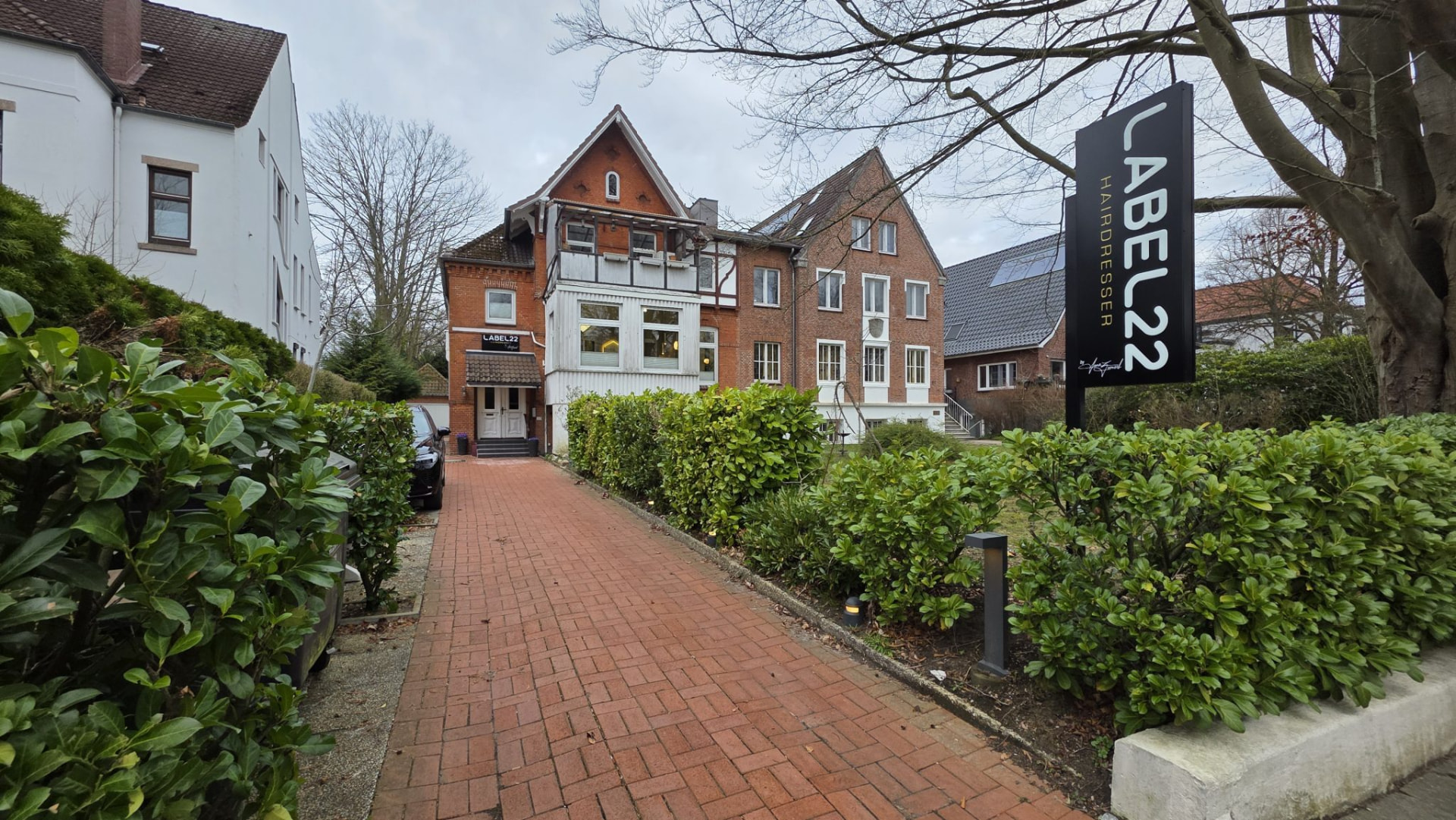 Eingang der Villa mit LABEL22 Hairdresser Schild in Kiel