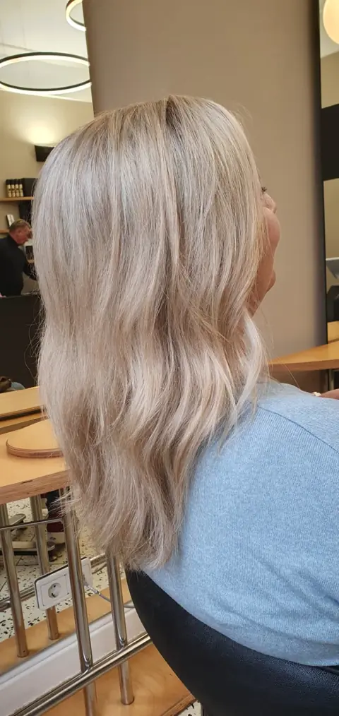 Kühles Blond mit Wellen