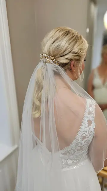 Blonde Brautfrisur mit Schleier