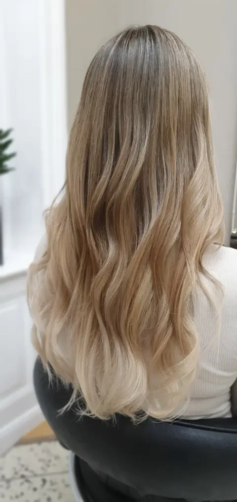 Lange blonde Wellen