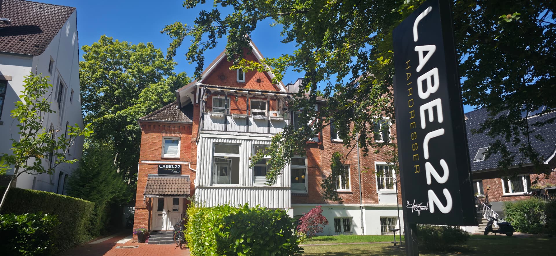 Eingang der historischen Villa von LABEL22 am Niemannsweg 89 in Kiel-Düsternbrook