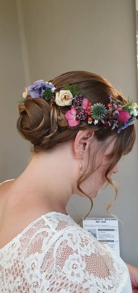 Brautfrisur mit Blumen
